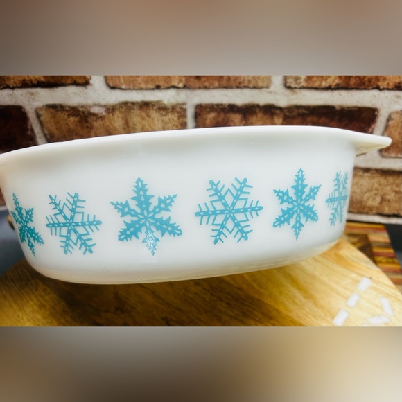 Vintage Pyrex 2 1/2 Qt oval casserole dish in the "Snowflake" pattern - Picture 5 of 7
